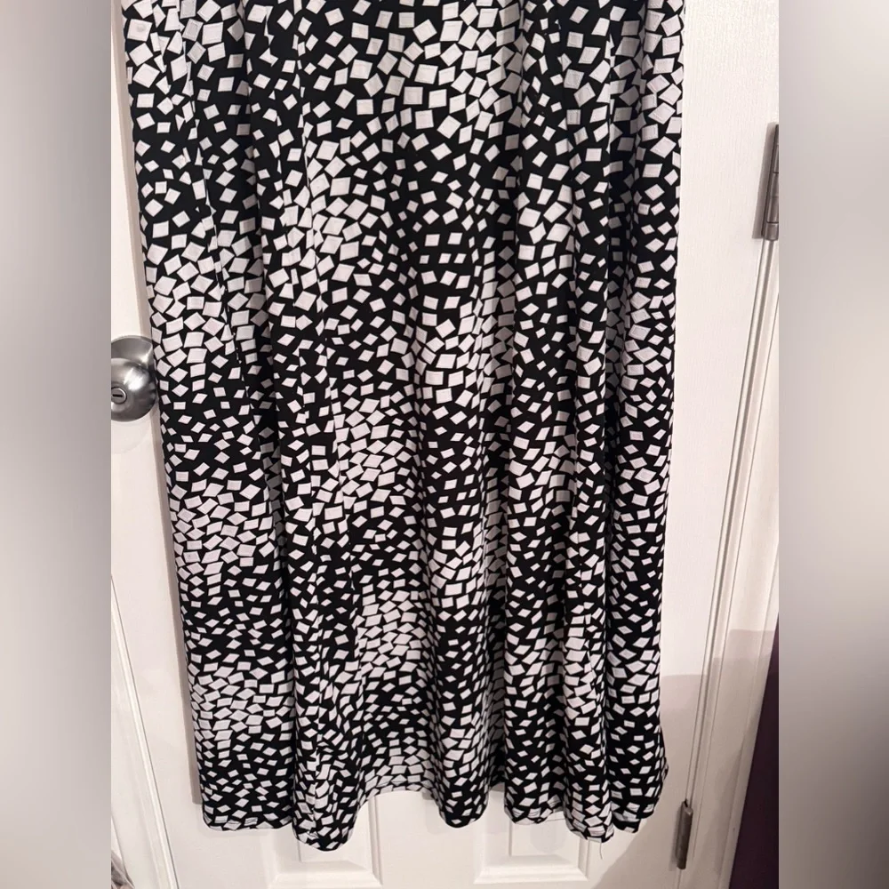 Haani maxi Black Dress with white shapes has light pink textured details Size L_9